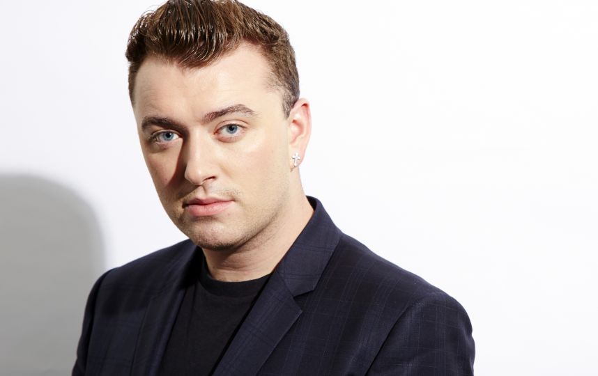 Grammy: Sam Smith luce exótico atuendo junto a su «harem» de sexy mujeres