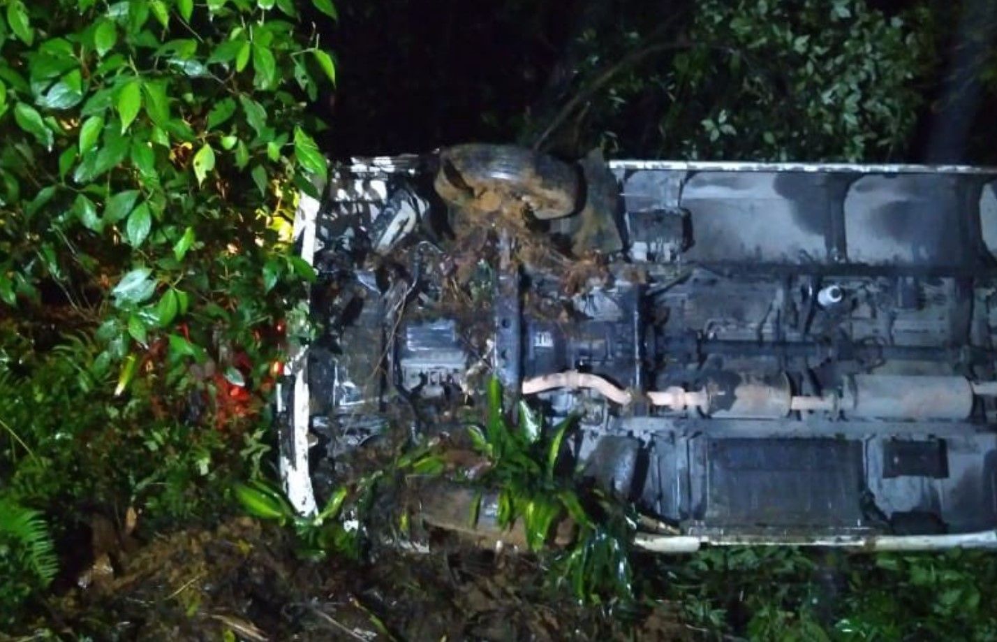 Bus cae al barranco en Baja Verapaz