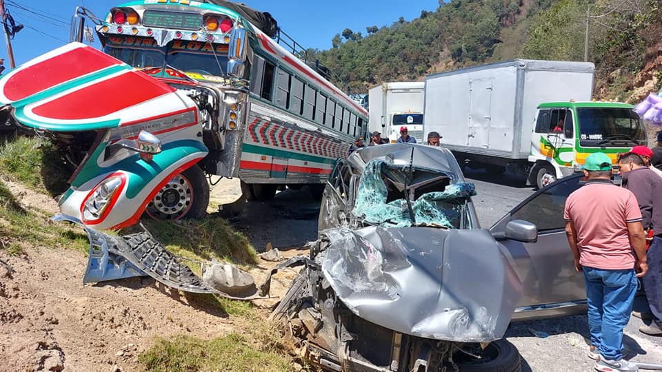 Bus y vehículo chocan en la ruta Interamericana