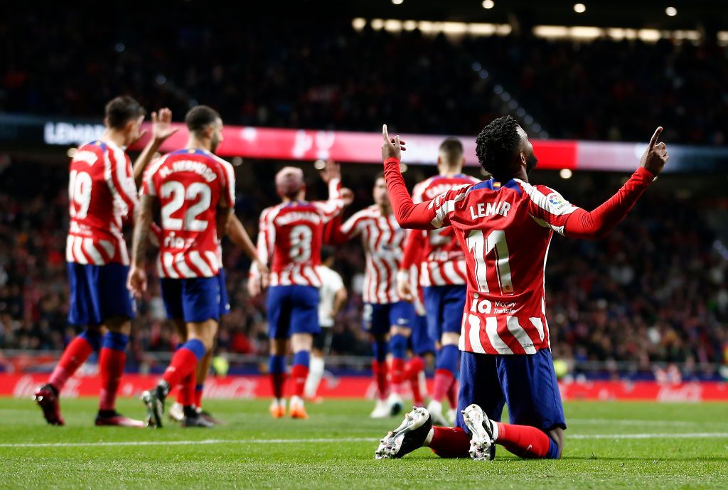 El Atlético de Madrid deja al borde del descenso al cumpleañero Valencia