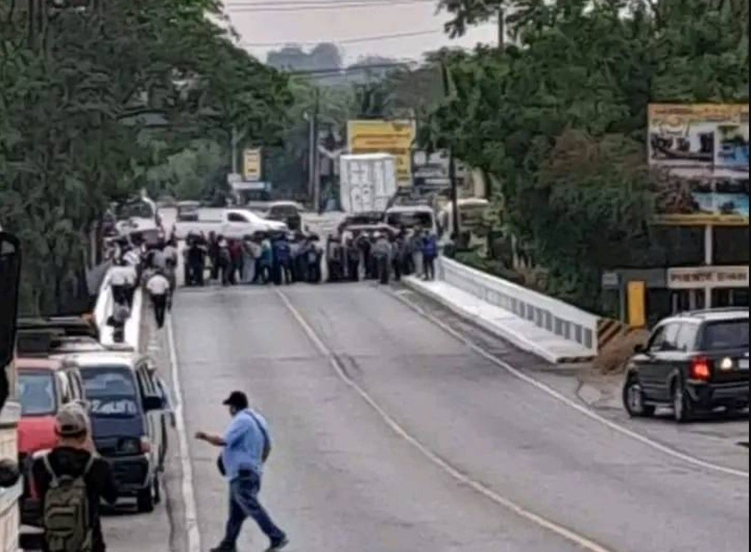 Veteranos militares bloquean carreteras