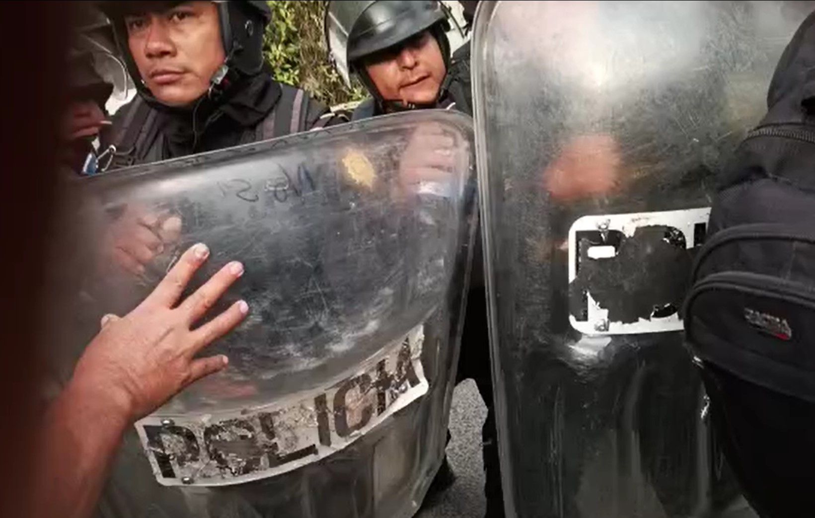 VIDEO. Tensión entre manifestantes y PNC en Alta Verapaz