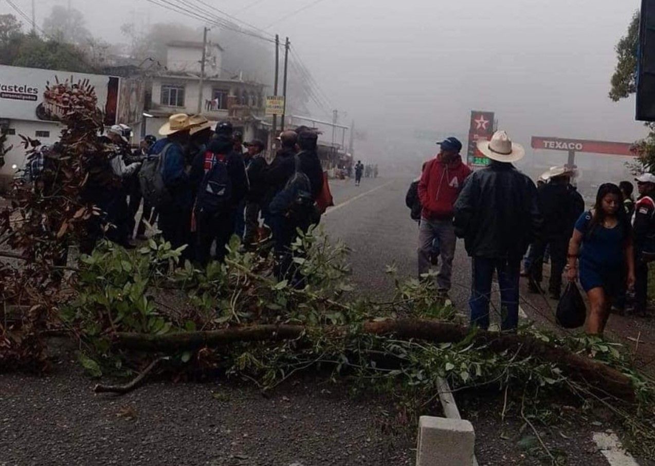 Veteranos militares bloquean carreteras