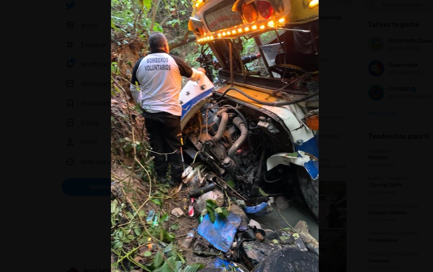 Autobús cae a una hondonada