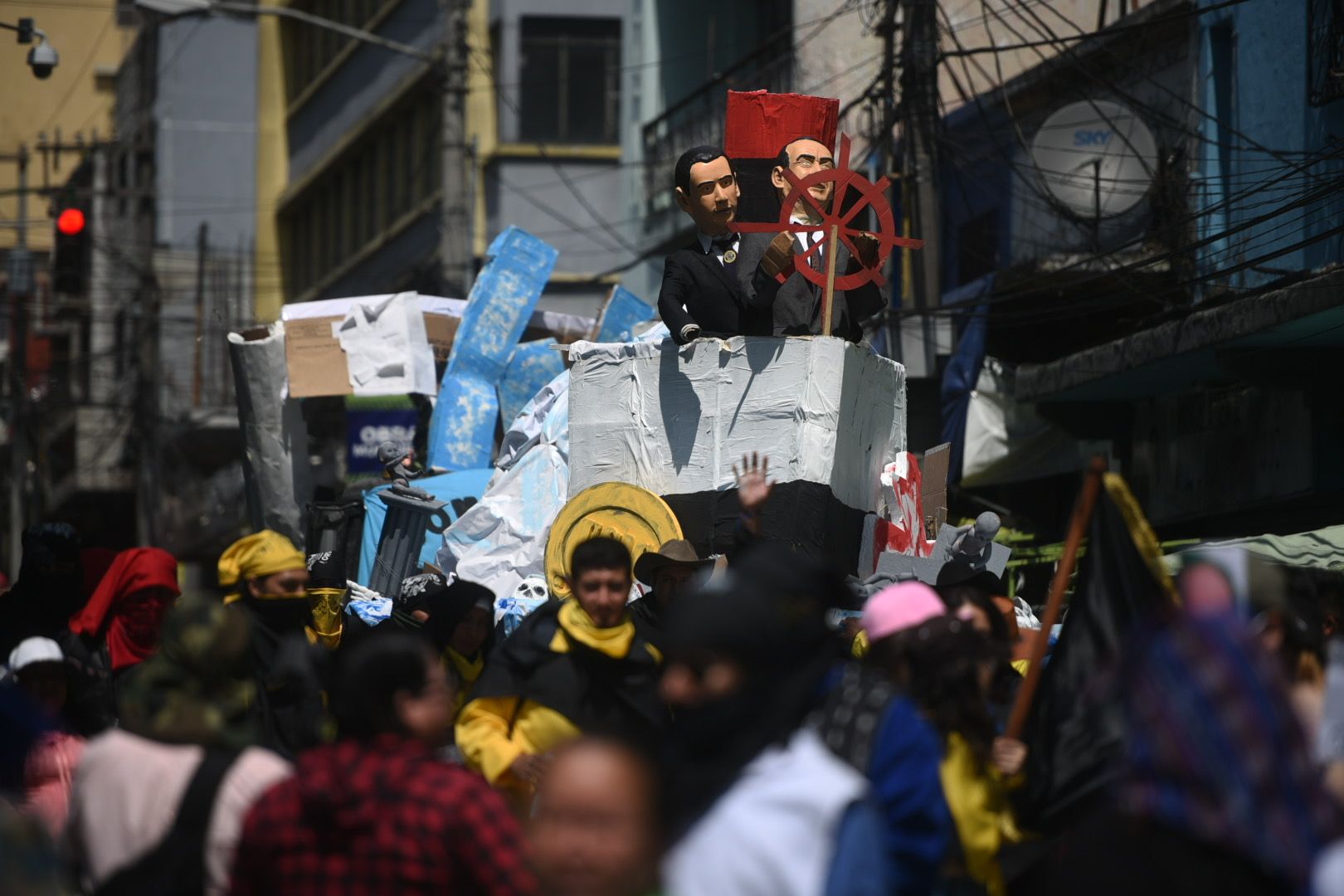 Se mofan de políticos durante desfile bufo