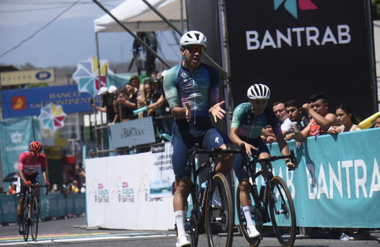 «Colombia tierra querida»: Javier Jamaica gana la tercera etapa de la Vuelta Bantrab