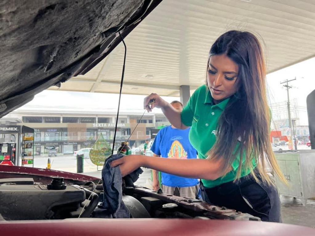 FOTOS. La despachadora de gasolina que roba corazones en redes