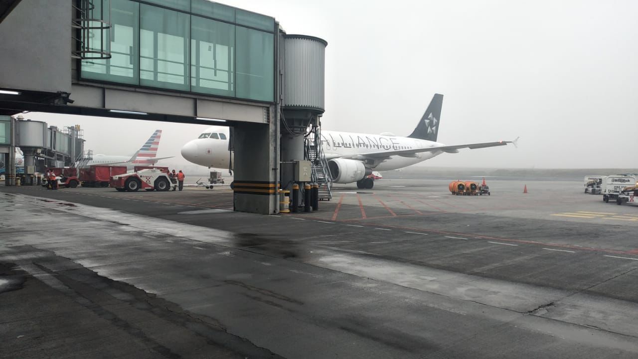 Aeropuerto La Aurora se encuentra en alerta verde por neblina