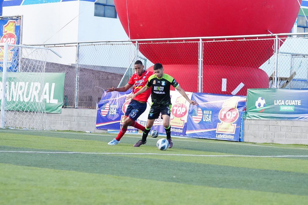 ¡Lucha de polos opuestos! El líder Xelajú recibe la visita del Deportivo Mixco