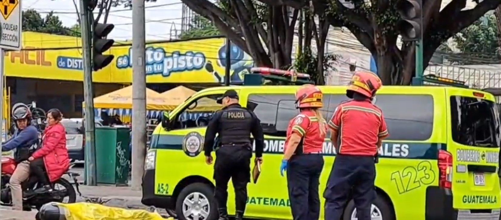 Le disparan para arrebatarle la motocicleta en avenida Reforma