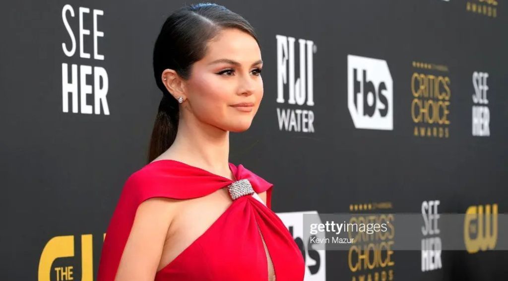 Selena Gomez publica foto sin maquillaje ni filtros con tremendo escote