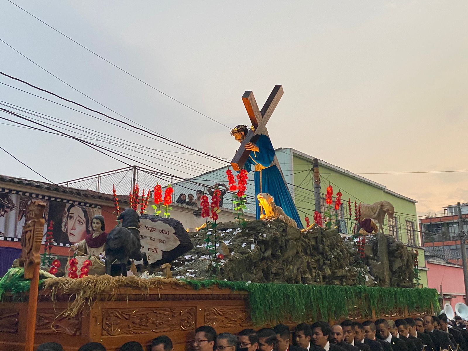 VIDEO: Fieles apagan incendio del anda de Jesús Nazareno del Rescate