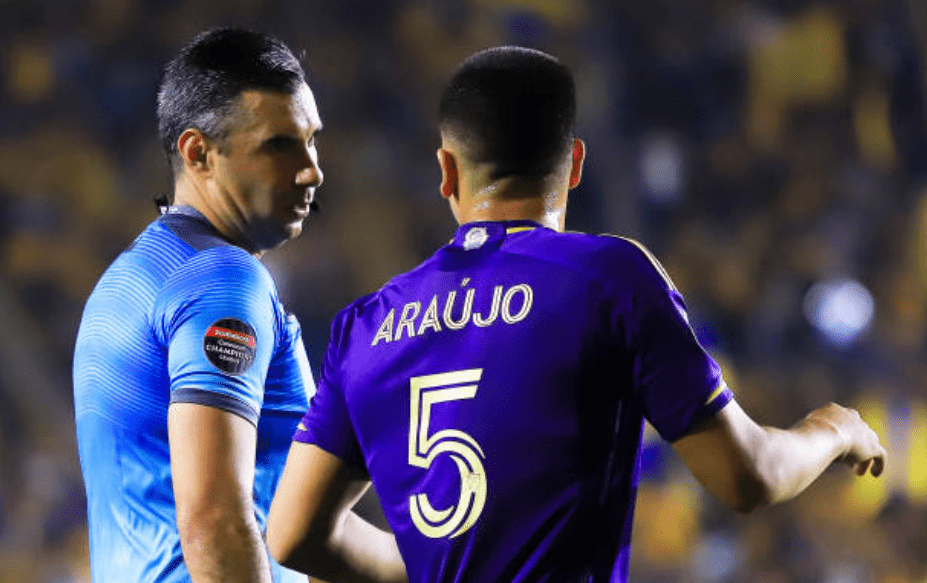 Mario Escobar expulsa a Gignac, el VAR lo corrige y David Faitelson reacciona