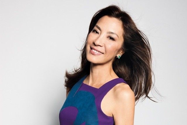 Michelle Yeoh llega a los premios Oscar 2023 con look «de novia»