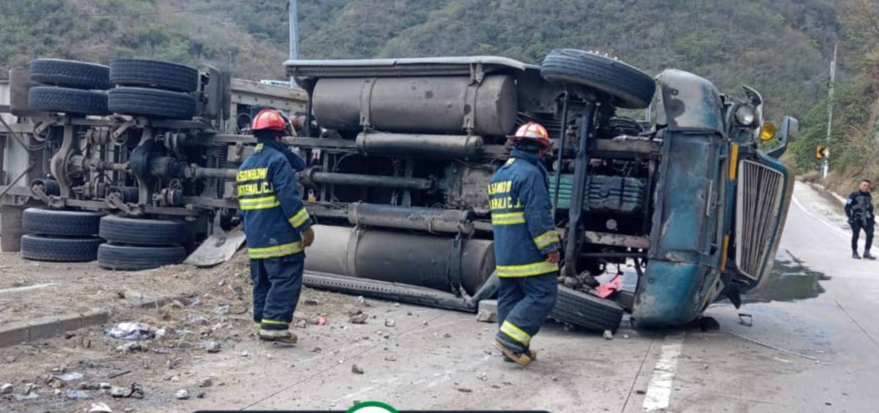 Tráiler vuelca en ruta al Atlántico