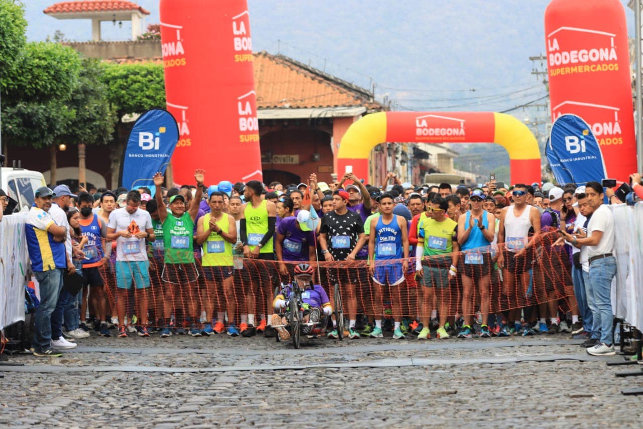 Las calles de Antigua Guatemala se llenan de color con la primera edición de sus 21K