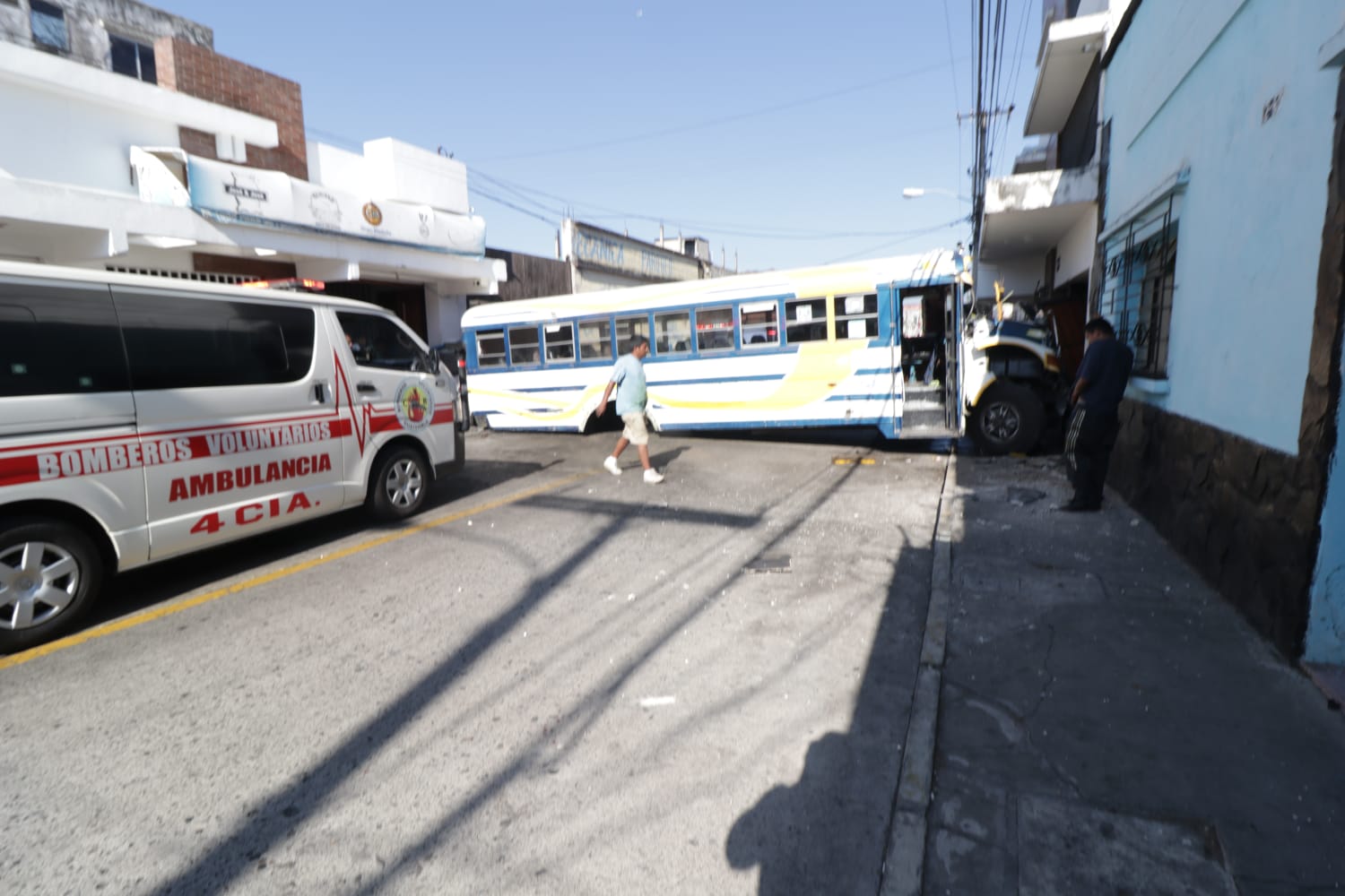 Bus y taxi chocan en zona 2