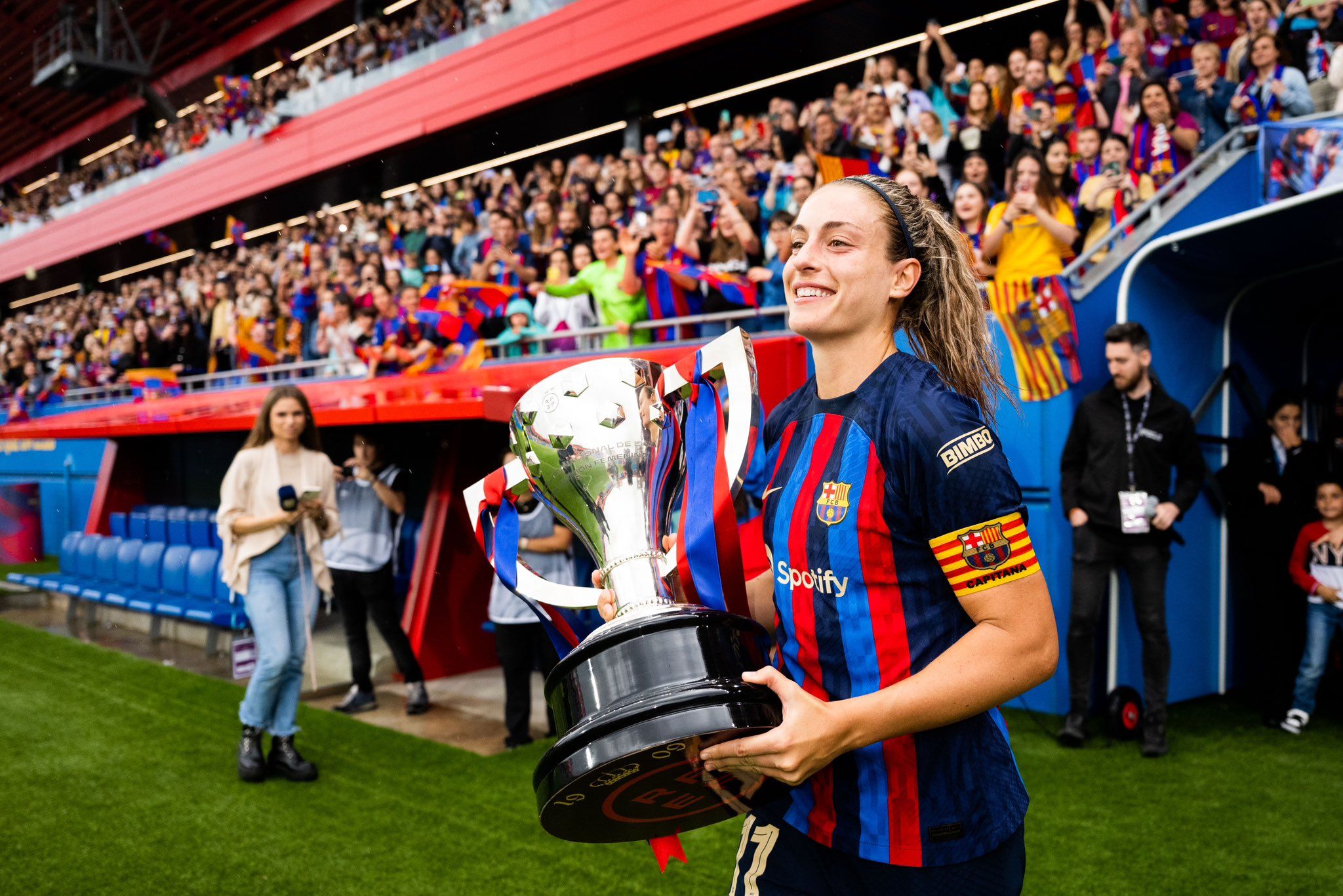 299 días después, Alexia Putellas vuelve y levanta su séptima Liga con el Barça