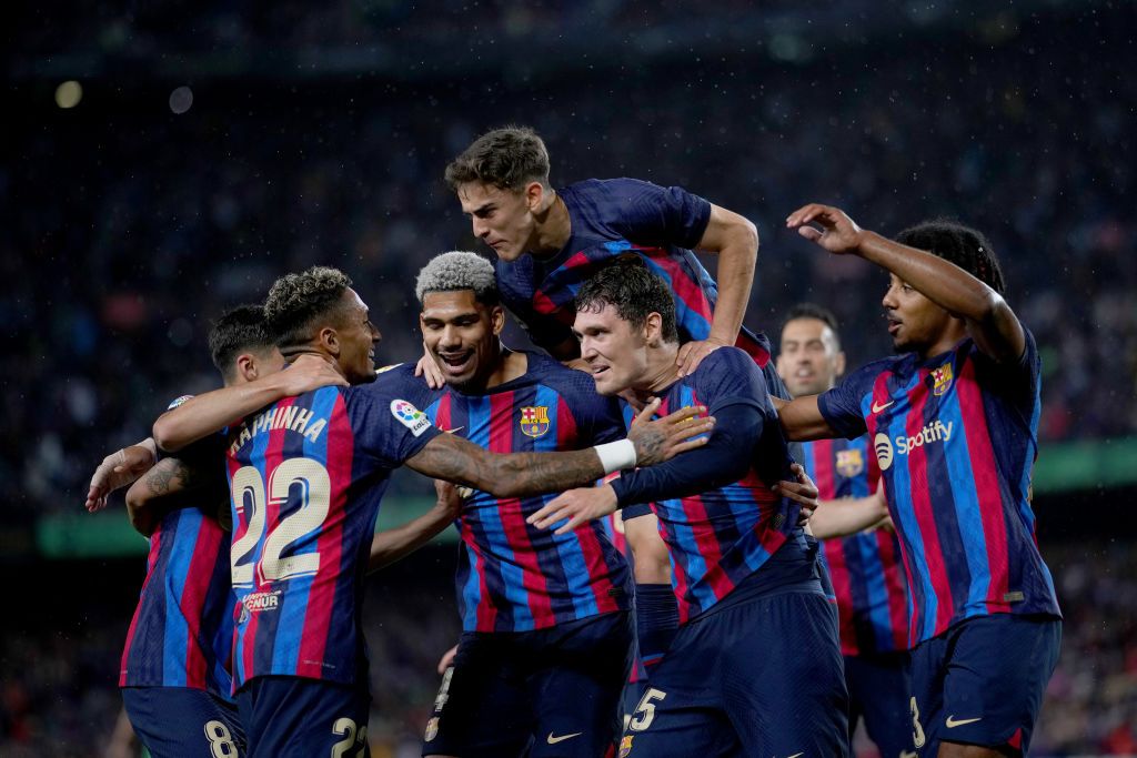 ¡Fiesta blaugrana en el Camp Nou! El Barça golea al Betis y se acerca a la corona