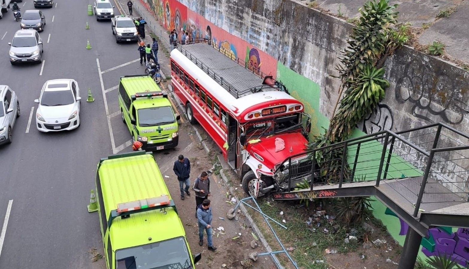 Bus sin frenos choca contra una pasarela y mata a una mujer