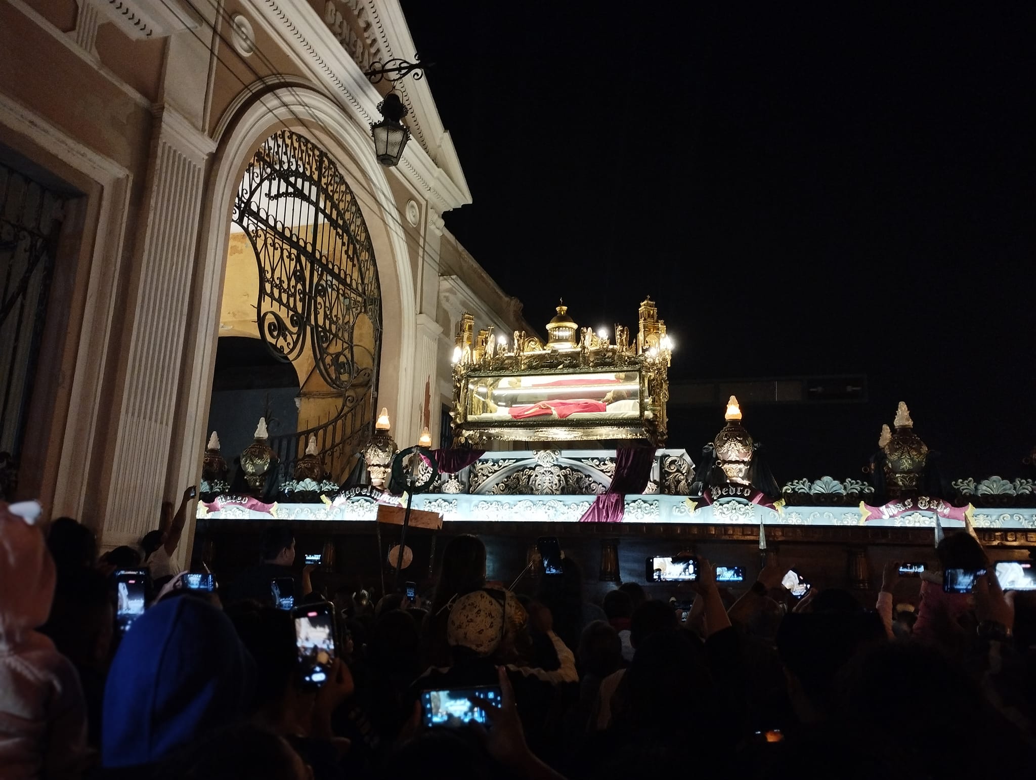 Viernes Santo: Miles de feligreses caminan junto a cortejos procesionales de Cristo Yacente