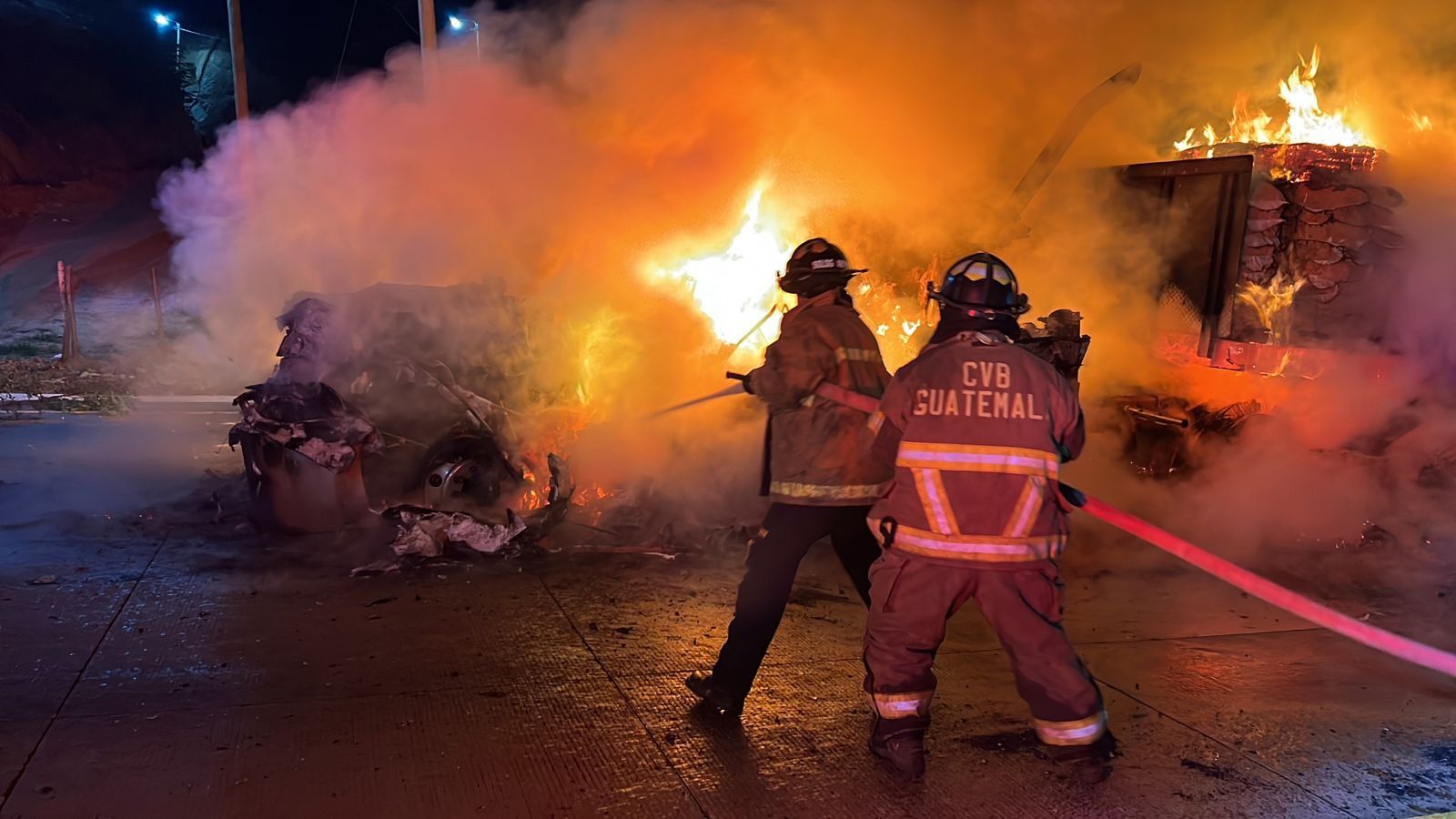 Tráiler se incendia en ruta al Atlántico