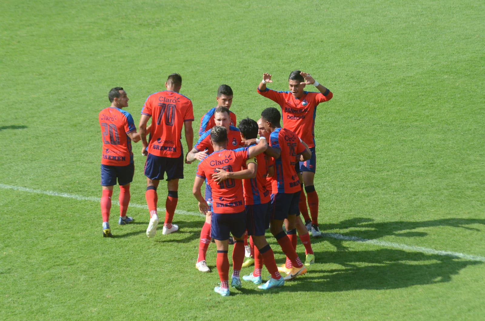 ¡Sábado de gloria para Municipal! Los Rojos golean a Achuapa