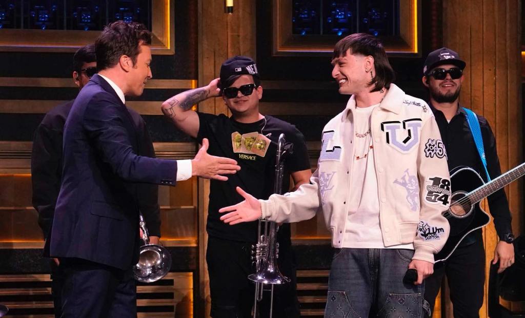 Peso Pluma hace historia en The Tonight Show de Jimmy Fallon