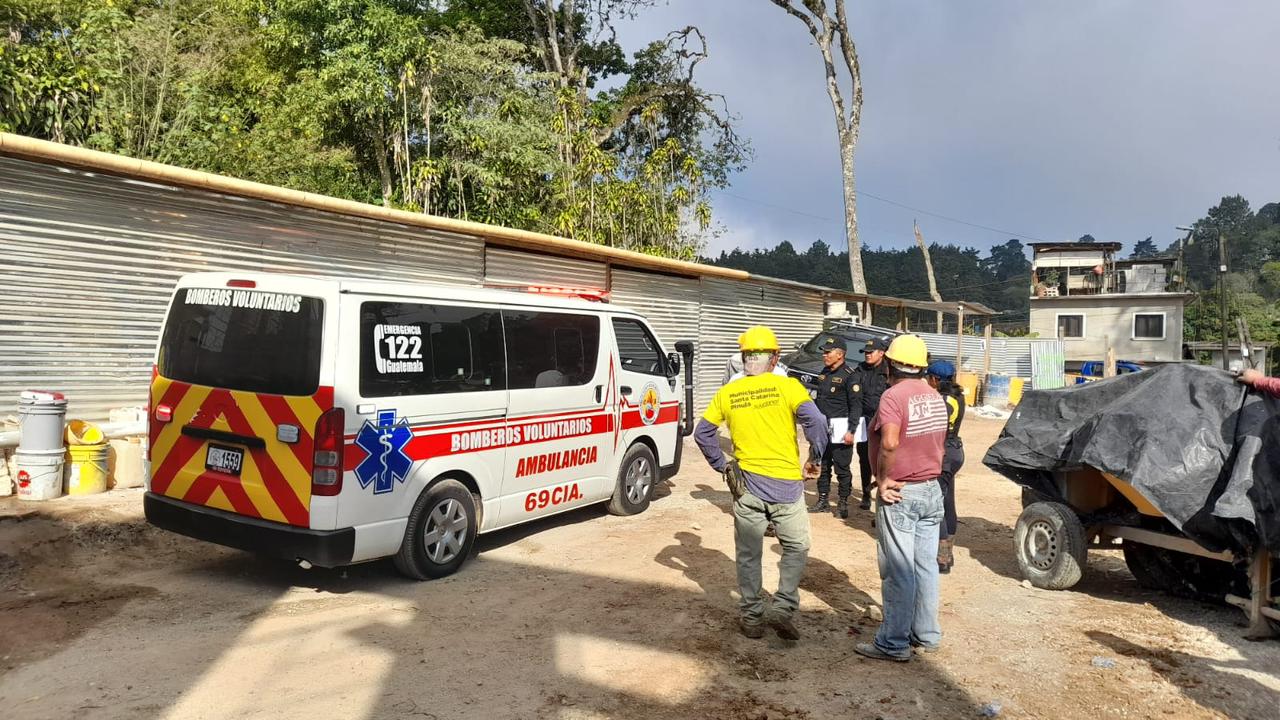 Bomberos rescatan a padre e hijo tras quedar soterrados en Santa Catarina Pinula