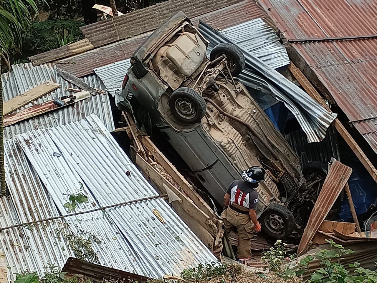 Vehículo cae sobre una vivienda en Santa Catarina Pinula