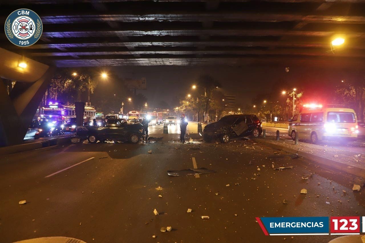 Vehículos chocan de frente debajo de los Puentes Gemelos