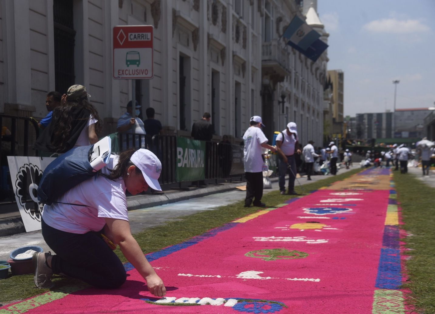 EN IMÁGENES. Guatemaltecos elaboran la alfombra más grande la de Ciudad