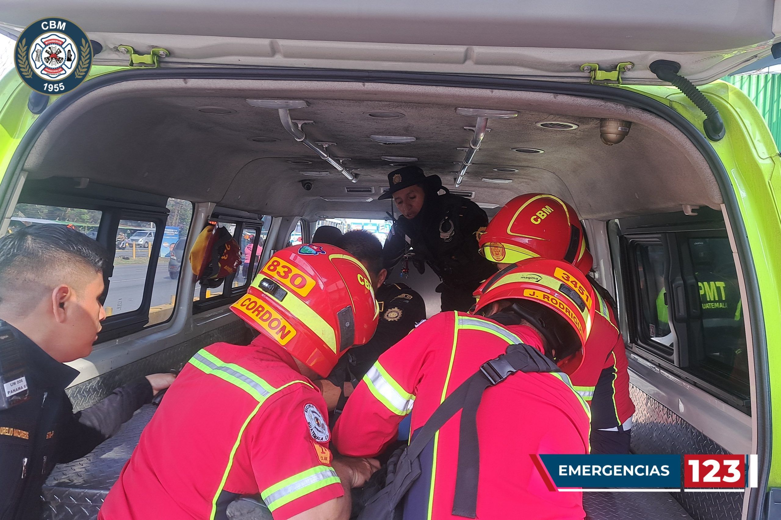 Asalto termina con delincuente, PNC y piloto de tuc tuc heridos