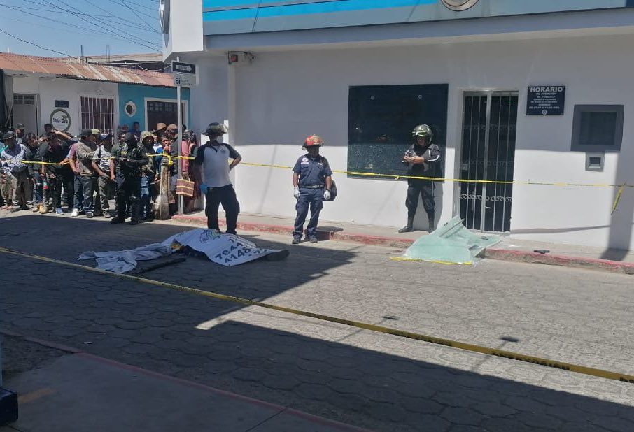 Dos guardias mueren en ataque armado afuera de agencia bancaria