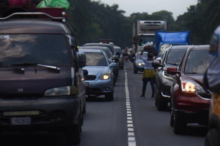 Regreso de veraneantes causa largas filas en autopista Palín-Escuintla