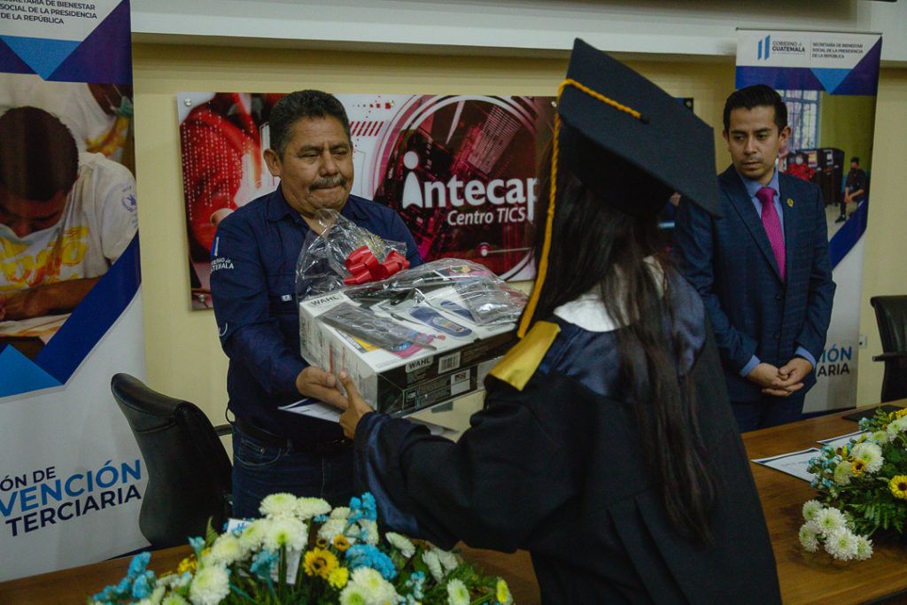 Un paso hacia la reinserción: adolescentes se gradúan de barberos