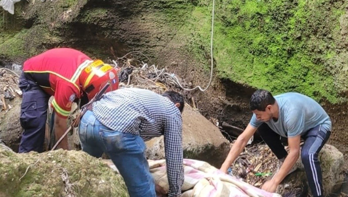 Bomberos recuperan cadáver de una persona en zona 13