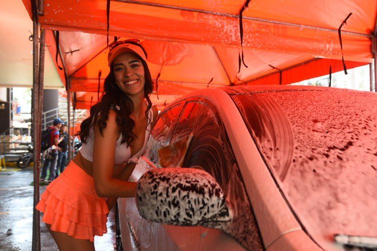 Realizan car wash en Hooters en beneficio de Bomberos Voluntarios