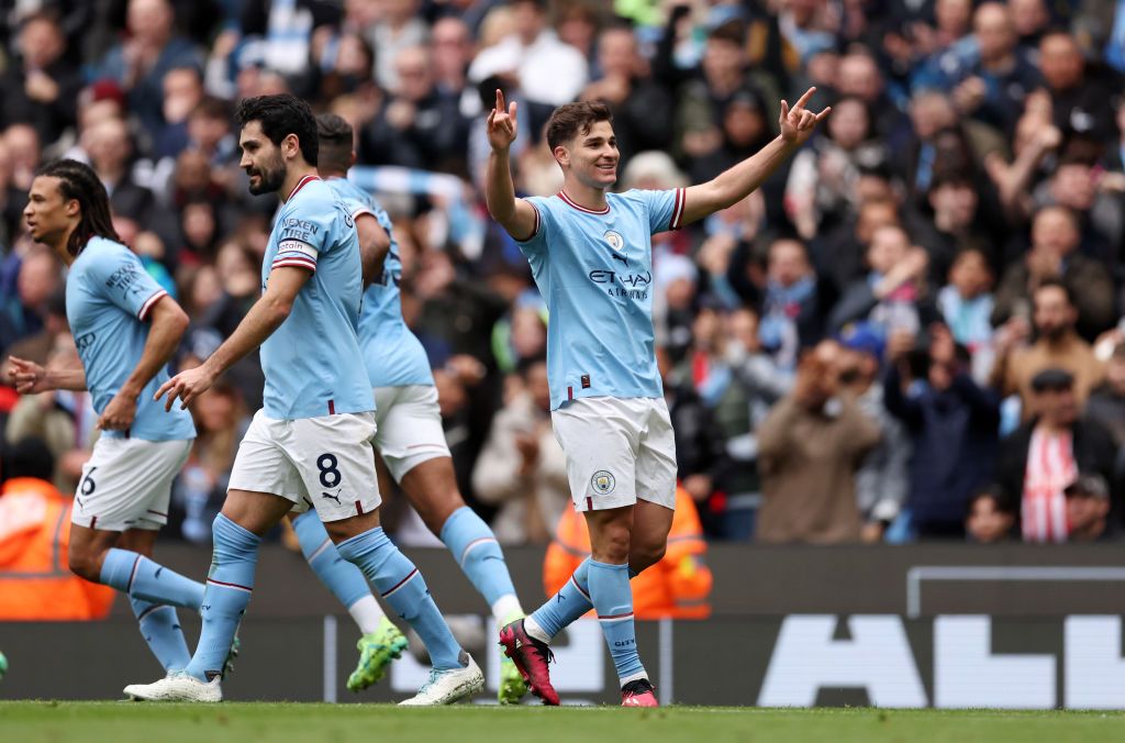 Manchester City golea al Liverpool y sigue en la lucha por la Premier