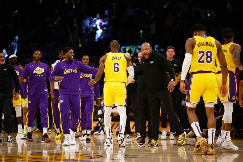 Lakers brillan y avanzan a las semifinales de Conferencia Oeste