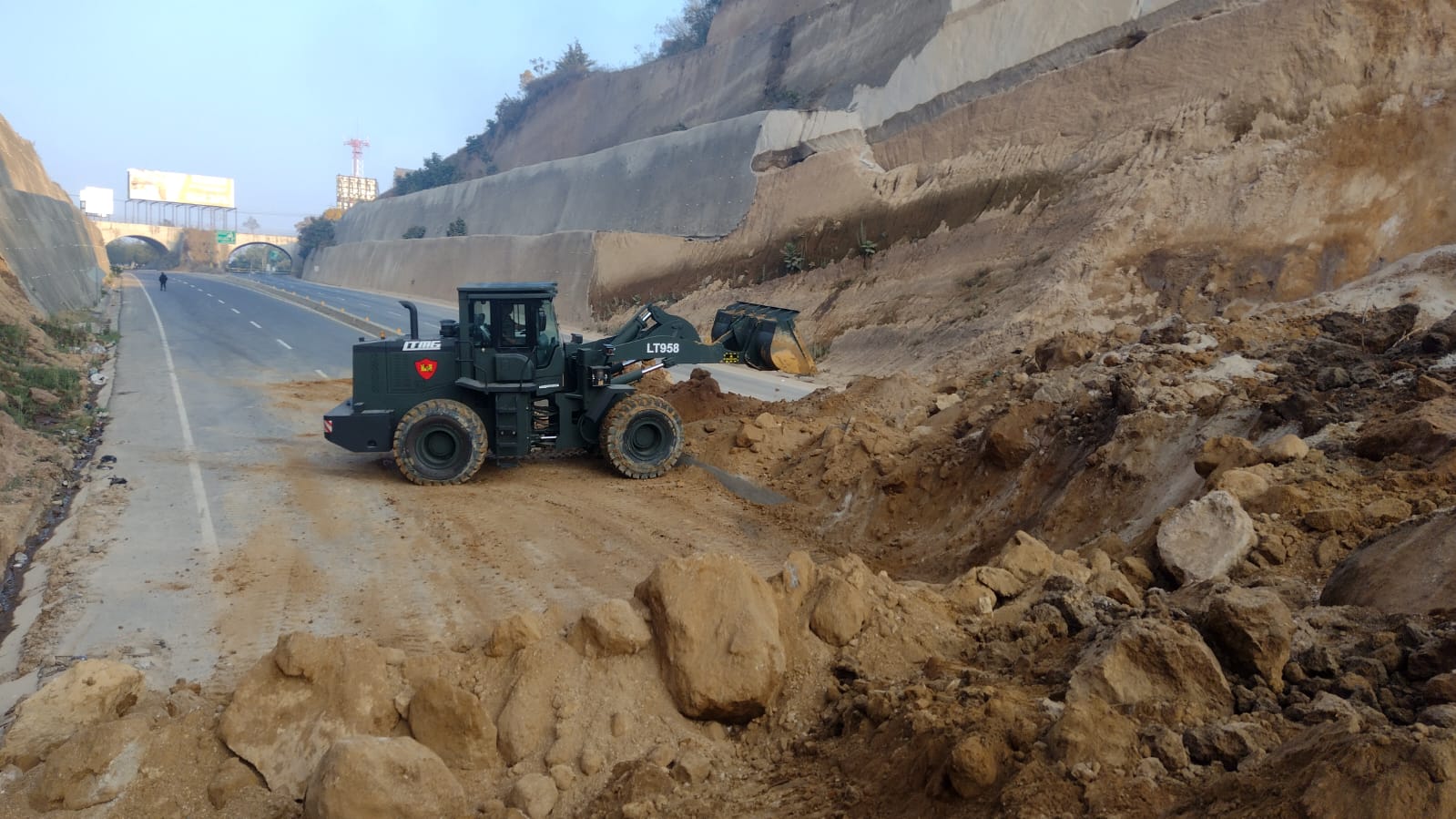 Constructora agiliza remoción y limpieza tras derrumbe de gran magnitud en Libramiento de Chimaltenango