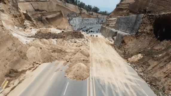 Habilitan dos carriles tras 12 horas de limpieza en Libramiento de Chimaltenango