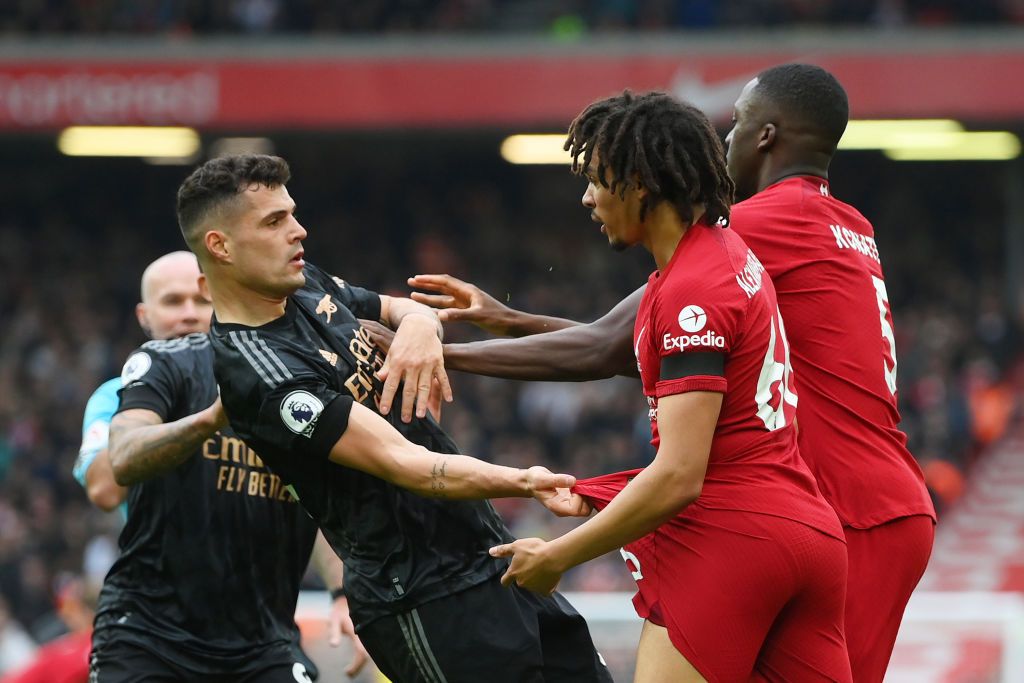 Arsenal deja puntos ante Liverpool en su lucha por la Premier League