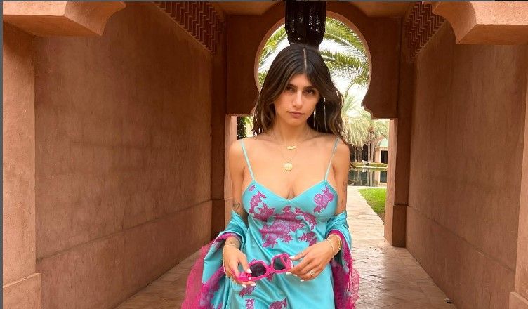 Mia Khalifa posó con un microbikini que apenas cubría sus atributos