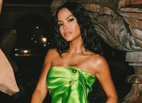 Sin sostén y en vestido transparente, Natti Natasha llega a los Latin AMAs