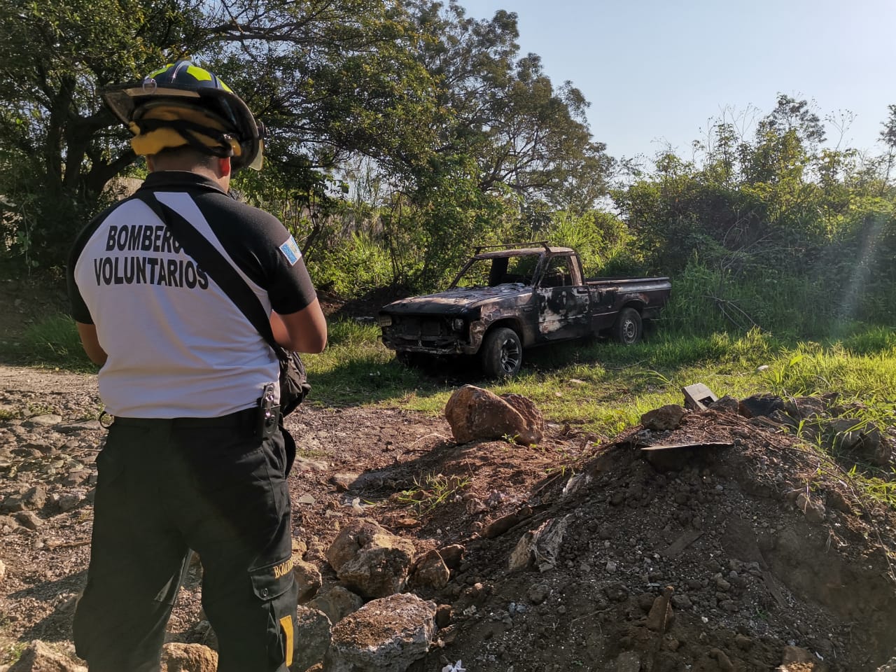 Abandonan cuerpo envuelto en sábanas en un vehículo incendiado