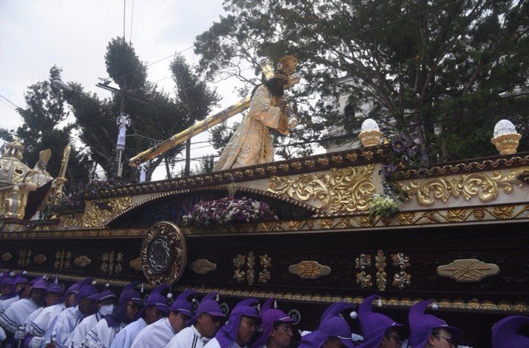 EN IMÁGENES. «Cristo Rey» reúne el fervor de miles de católicos este Jueves Santo