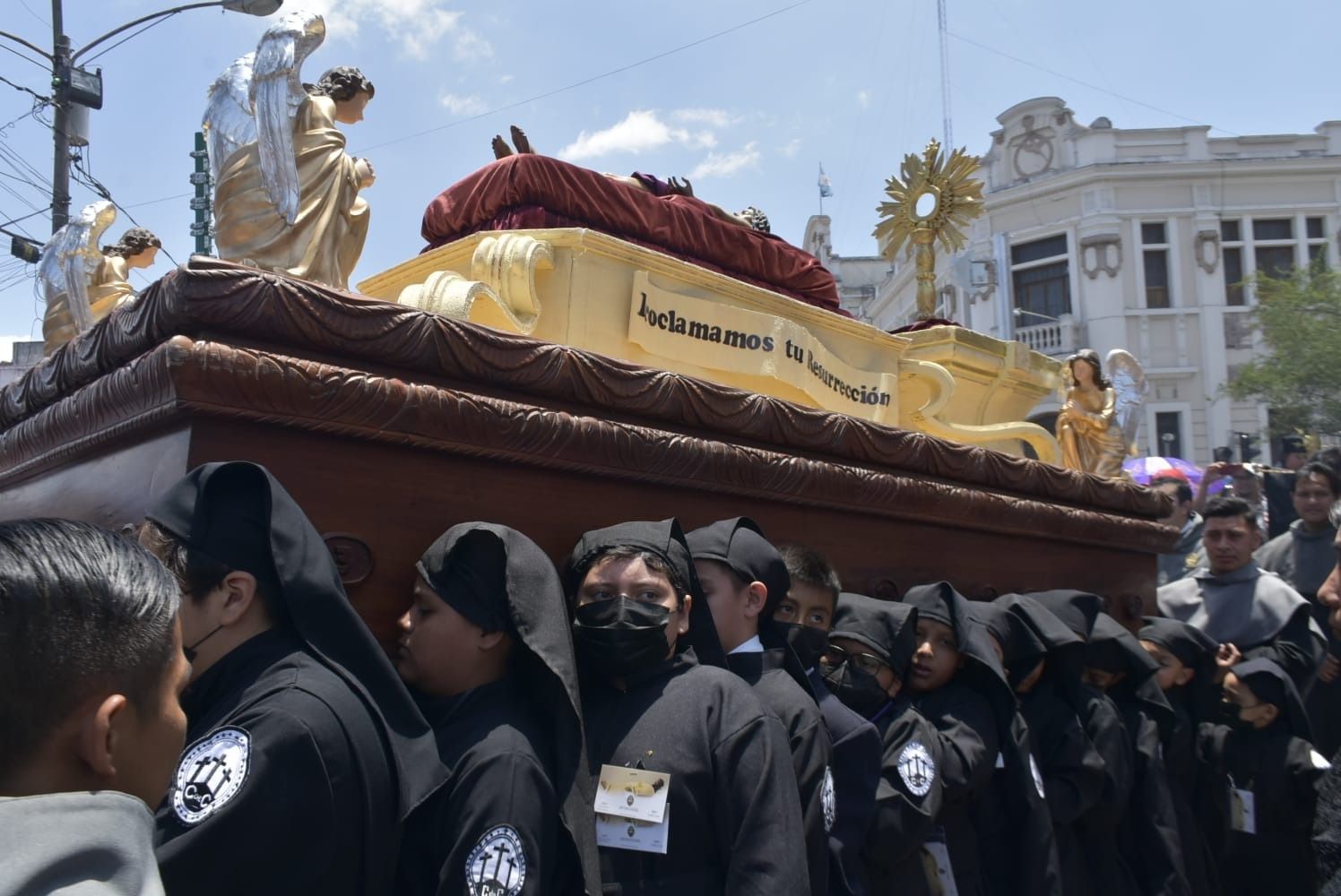 Procesión infantil lleva en hombros a réplicas del Santo Cristo Yacente