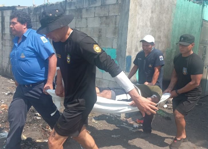 Rescatan a familia arrastrada por un alfaque en el puerto San José