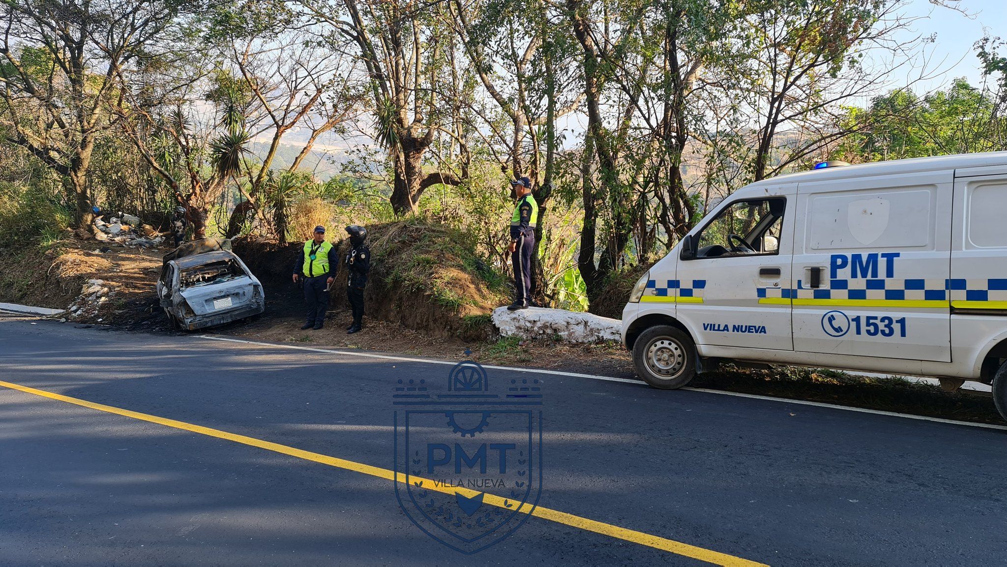 Abandonan vehículo calcinado en ruta de Naciones Unidas